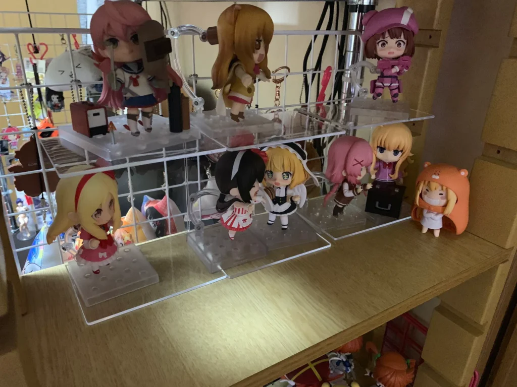 セリアのアクリルコの字ラックの値段はいくらですか