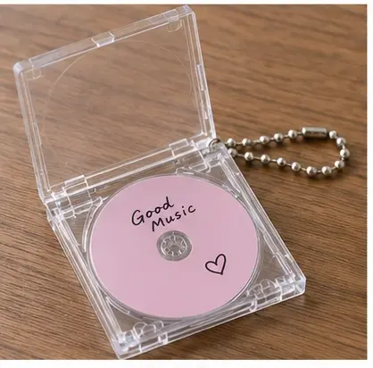100均 CDキーホルダー カバンに取り付けた状態