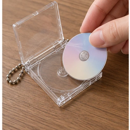 100均 CDキーホルダー 実際にバッグに付けている様子